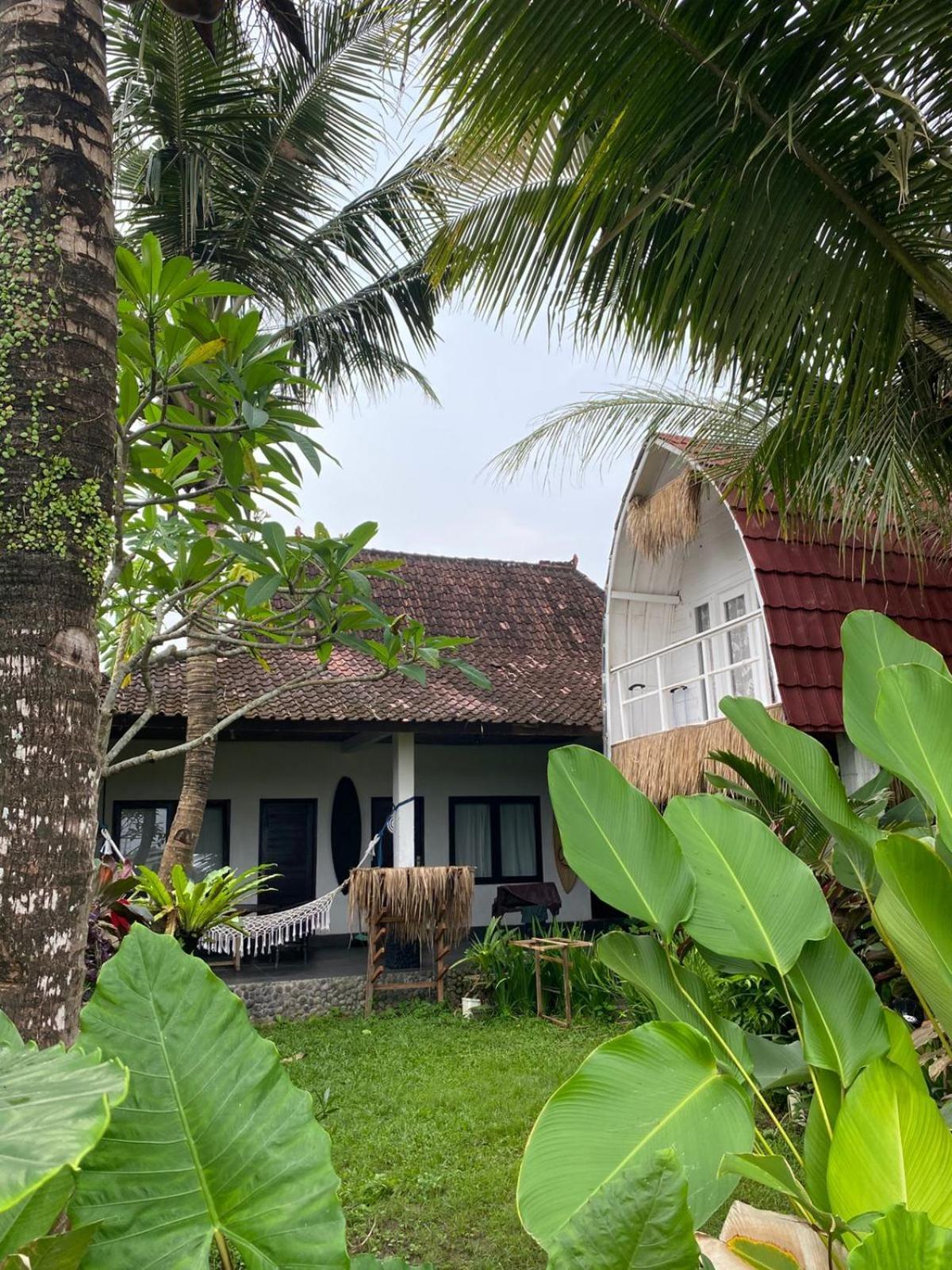 Sumbul surf lodge Jembrana Cameră foto